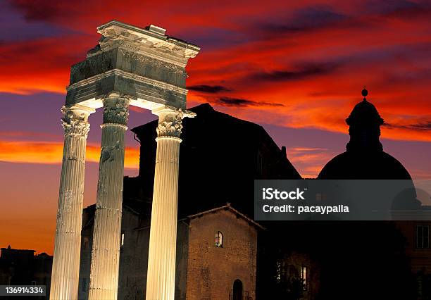 Roman Ruines Com Cúpula E Pôr Do Sol - Fotografias de stock e mais imagens de Arcaico - Arcaico, Capitais internacionais, Civilização Antiga