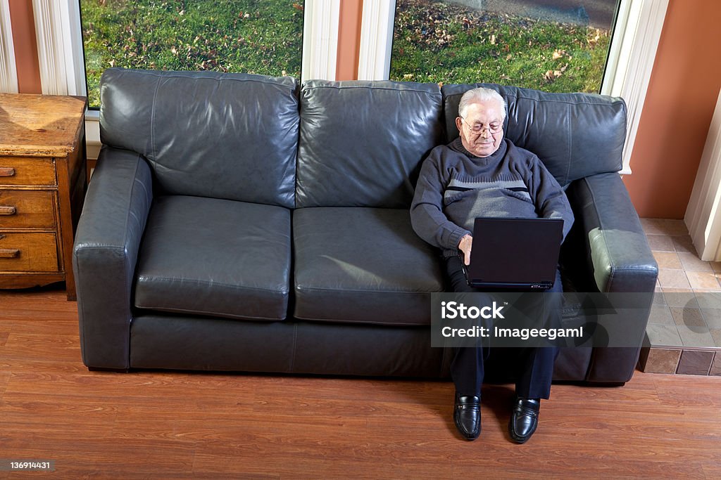 Uomo anziano, lavorando su computer portatile - Foto stock royalty-free di 80-89 anni