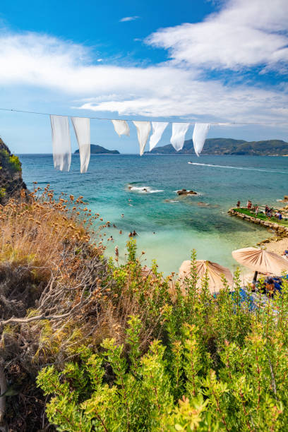 zakynthos, grécia, ilha de cameo com pano branco pendurado acima da praia - zante - fotografias e filmes do acervo