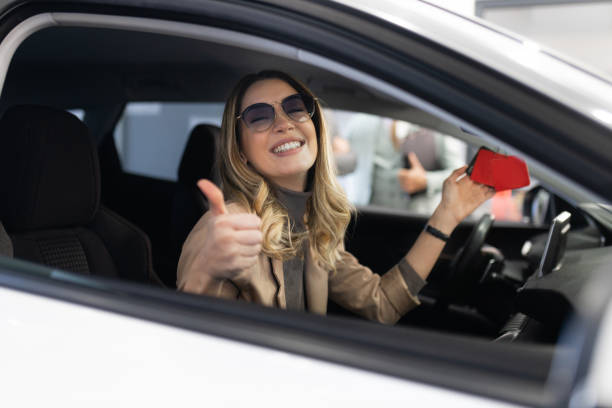istock Young couple buying a car 1369144794