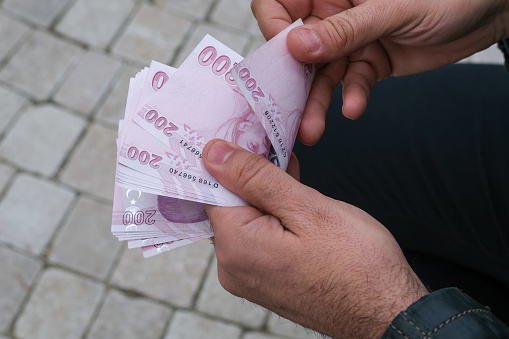 Hombre contando 200 billetes turcos. photo