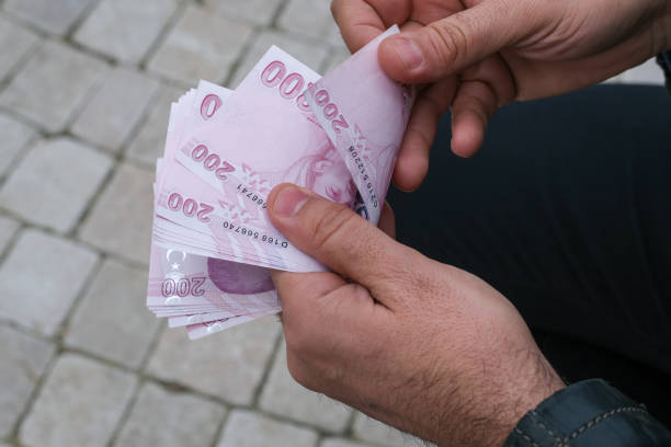 man counting 200 turkish banknot. - türk lirası stok fotoğraflar ve resimler
