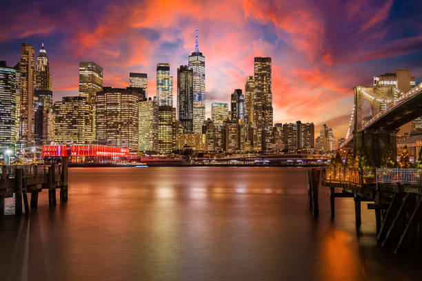 skyline di new york city con ponte di brooklyn, manhattan financial district e world trade center con drammatico tramonto cielo. - dramatic sky manhattan moody sky new york city foto e immagini stock