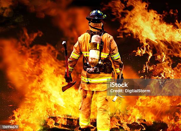 In The Fire Stockfoto und mehr Bilder von Feuerwehrmann - Feuerwehrmann, Feuer, Feuerwache