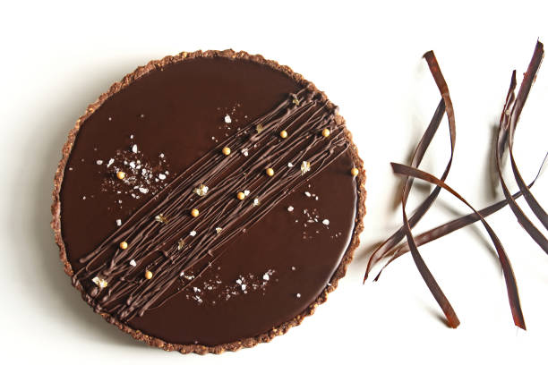 흰색 배경에 고립 된 초콜릿 타르트 - tart caramel dessert pastry 뉴스 사진 이미지