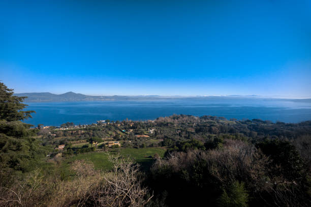 lago de bracciano - bracciano fotografías e imágenes de stock