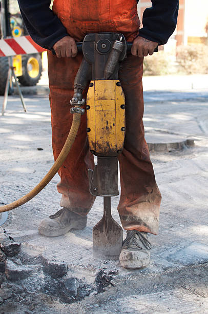 funzionamento di un martello pneumatico - jackhammer road construction construction worker road foto e immagini stock