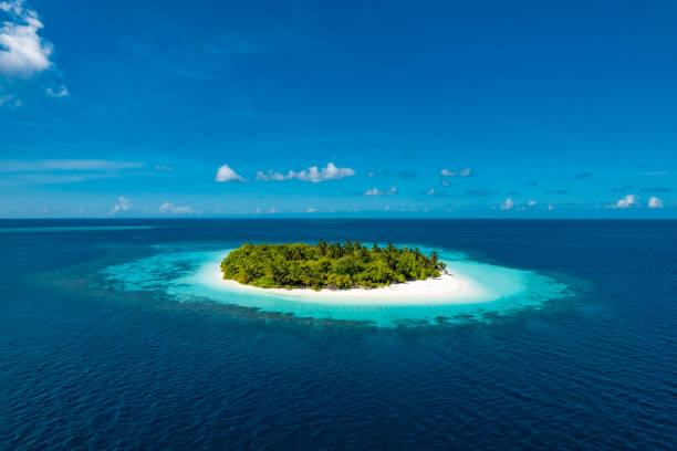 isolierte tropische insel mitten im ozean - eiland stock-fotos und bilder