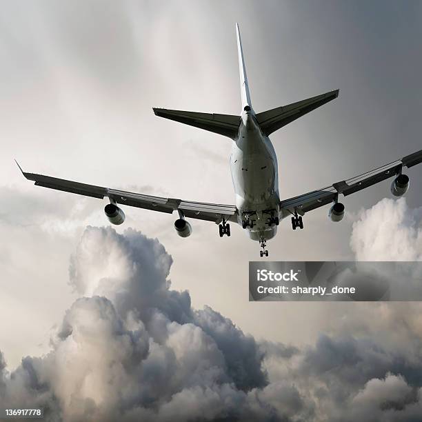 Xl Jumbojet Avião A Pousar Na Tempestade - Fotografias de stock e mais imagens de Grande - Grande, Abaixo, Acima