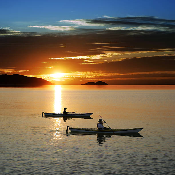 atardecer en kayak - canoeing canoe minnesota lake fotografías e imágenes de stock