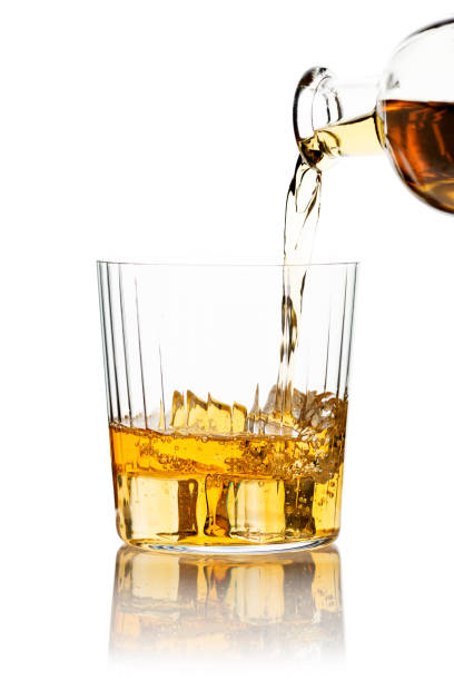 glass of scotch whiskey and ice - action alcohol alcoholism bar imagens e fotografias de stock