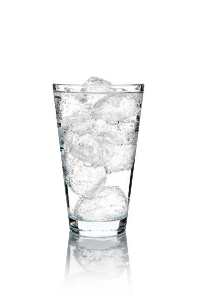 vaso de agua mineral carbonatada con cubitos de hielo - tónica fotografías e imágenes de stock