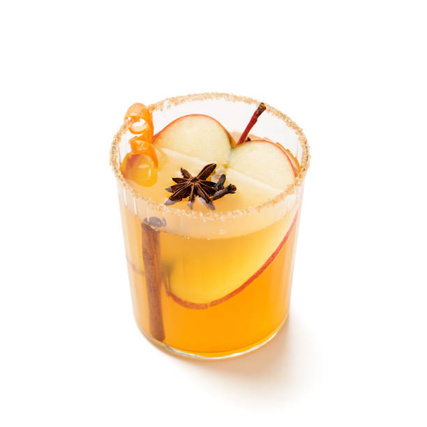 cóctel especiado de sidra de manzana dura con manzanas rojas en rodajas - cocktail orange cup juice fotografías e imágenes de stock
