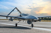 bayraktar-tb-2-bewaffnetes-unbemanntes-luftfahrzeug-auf-der-landebahn.jpg?b=1&s=170x170&k=20&c=Jt9uVs5bmCzDnajzv6aRhSnDo2uxpqK7JxxSGT2haZ8=