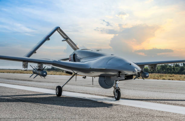 bayraktar tb-2 vehículo aéreo no tripulado armado en la pista - military reconnaissance airplane fotografías e imágenes de stock