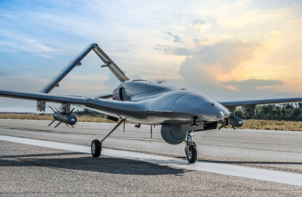 滑走路上のバイラクタルtb-2武装無人航空機 - military reconnaissance airplane ストックフォトと画像
