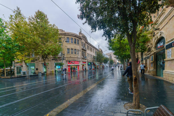 сцена дождливого дня на площади сиона в центре иерусалима - jerusalem middle east city стоковые фото и изображения