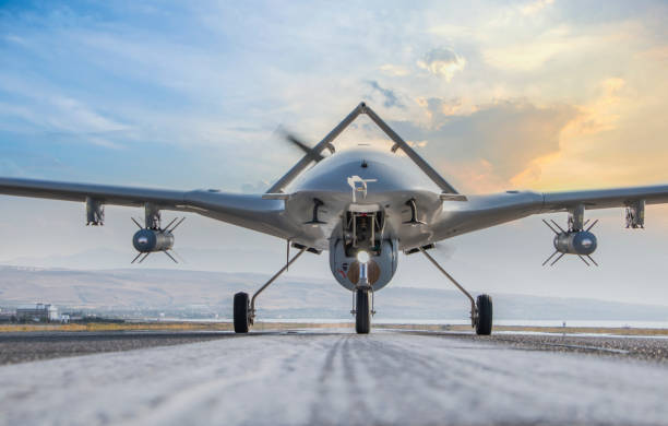 bayraktar tb-2 вооруженный �беспилотный летательный аппарат на взлетно-посадочной полосе - military reconnaissance airplane стоковые фото и изображения