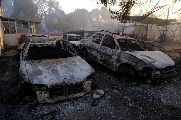 spalony samochód widziany jest w lesie po pożarze - house car burnt accident zdjęcia i obrazy z banku zdjęć