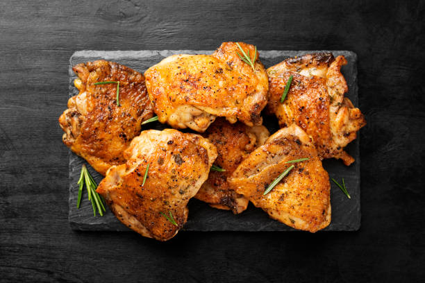 grilled chicken thighs - grilled chicken barbecue chicken chicken leg chicken imagens e fotografias de stock