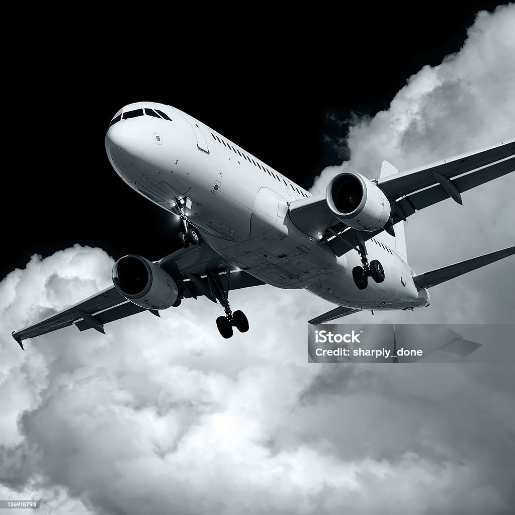 jet Avión aterrizando en la noche - Foto de stock de Acercarse libre de derechos