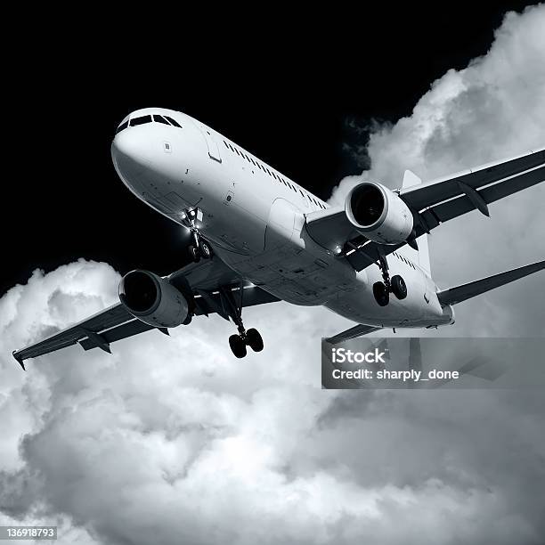 Aereo Jet Landing A Notte - Fotografie stock e altre immagini di A mezz'aria - A mezz'aria, Aereo di linea, Aeroplano