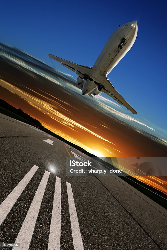 XL entreprise jet Avion atterrissant au coucher du soleil - Photo de Avion privé d'entreprise libre de droits