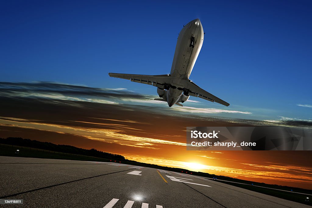 XL jet corporativo Avión aterrizando en el crepúsculo - Foto de stock de Lujo libre de derechos