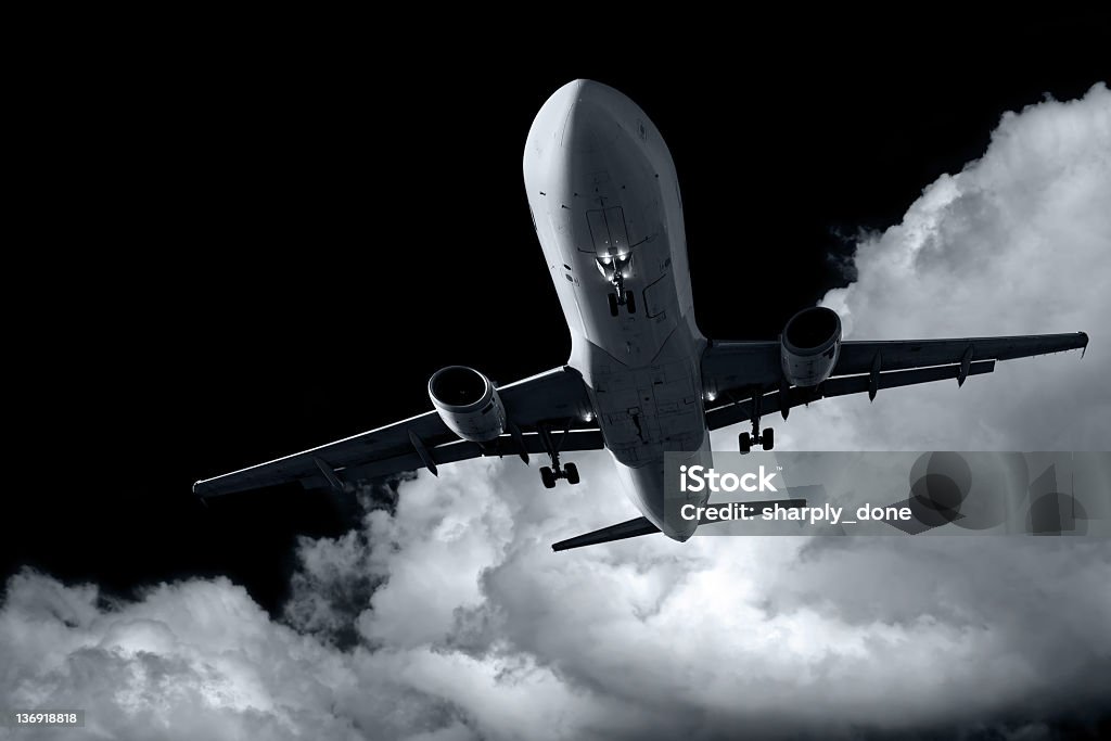 XL odrzutowy Samolot pasażerski lądowania w nocy - Zbiór zdjęć royalty-free (Chmura)