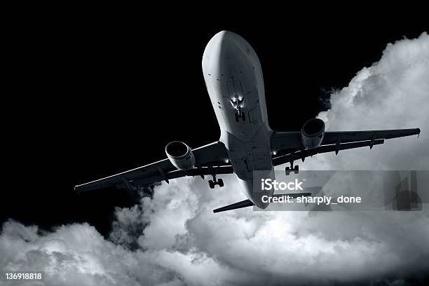 Xl Odrzutowy Samolot Pasażerski Lądowania W Nocy - zdjęcia stockowe i więcej obrazów Chmura - Chmura, Krajobraz z chmurami, Niebo - Zjawisko naturalne