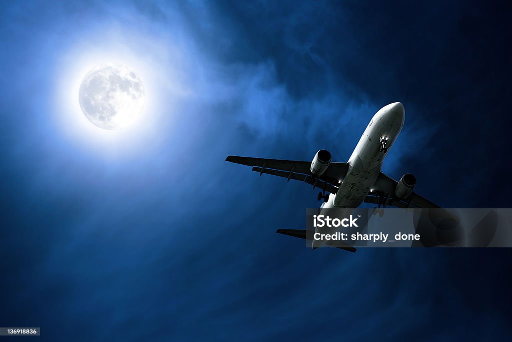 Odrzutowy Samolot pasażerski lądowania w nocy - Zbiór zdjęć royalty-free (Bez ludzi)