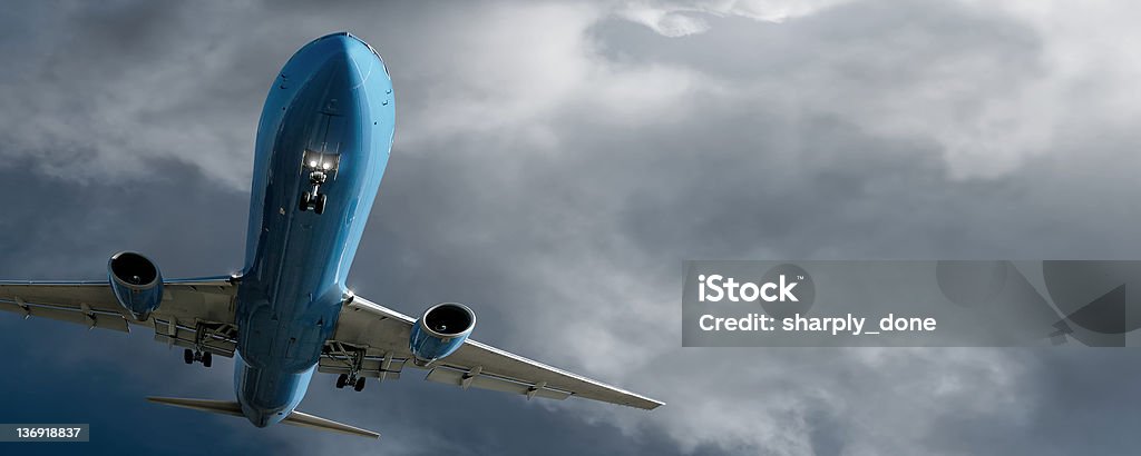 jet Avión aterrizando en tormenta - Foto de stock de Avión libre de derechos