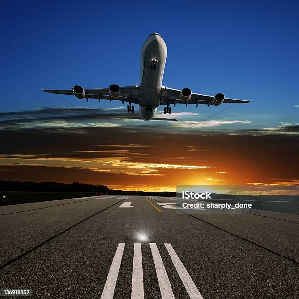 Xl Odrzutowy Samolot Pasażerski Lądowania O Zachodzie Słońca - zdjęcia stockowe i więcej obrazów Brzask