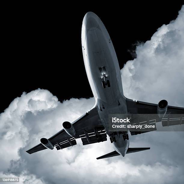 Jumbo Jet Samolot Pasażerski Lądowania W Nocy - zdjęcia stockowe i więcej obrazów Bez ludzi - Bez ludzi, Bezpośrednio poniżej, Biały