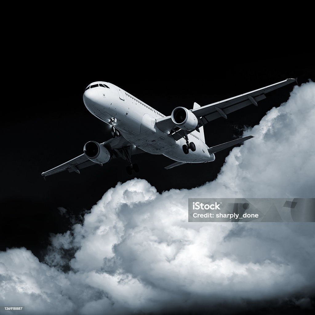 XL odrzutowy Samolot pasażerski lądowania w nocy - Zbiór zdjęć royalty-free (Bez ludzi)