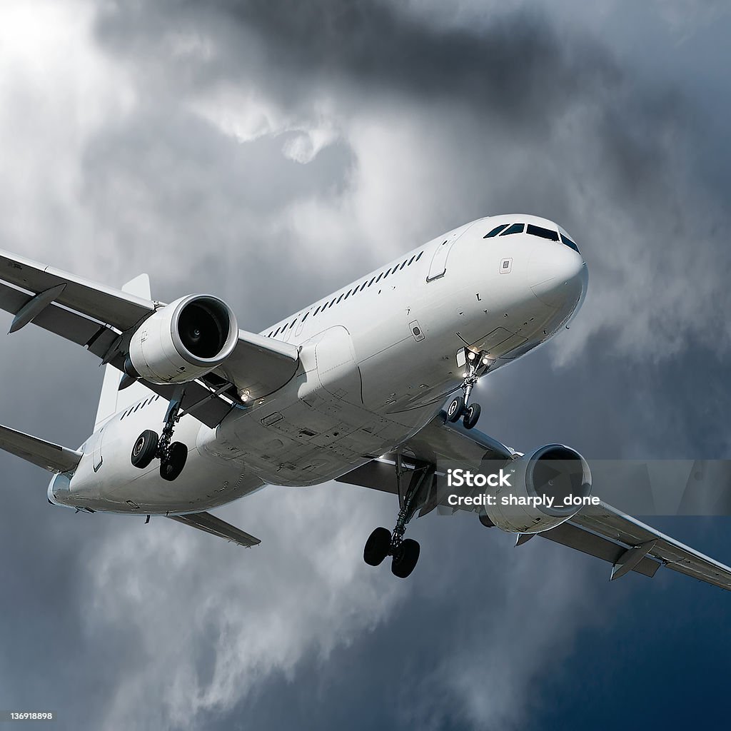 jet Avión aterrizando en tormenta - Foto de stock de Acercarse libre de derechos