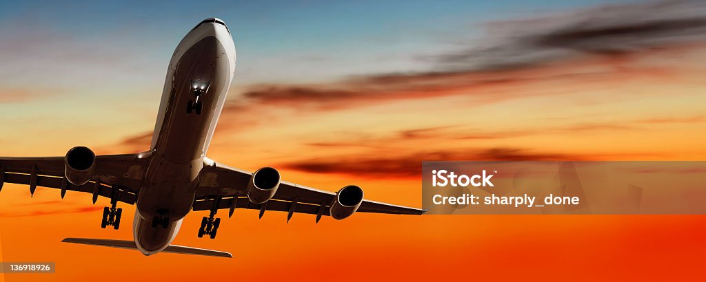 jet aereo atterraggio al tramonto - Foto stock royalty-free di Aeroplano