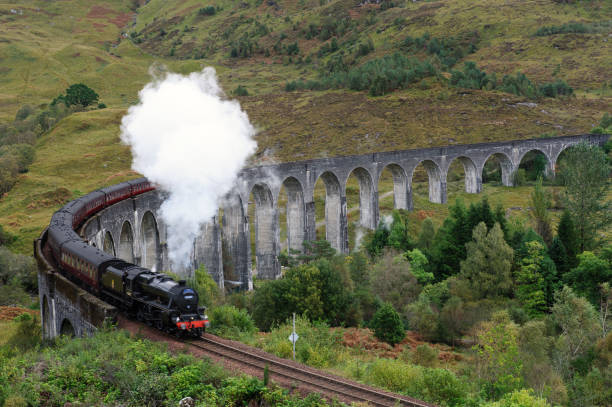 der jacobite steam train und das glenfinnan-viadukt - harry potter kunstwerkname stock-fotos und bilder