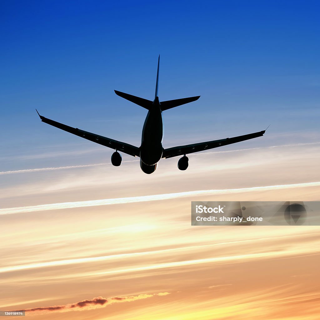 XL Avion à réaction décoller au coucher du soleil - Photo de Avion-cargo libre de droits