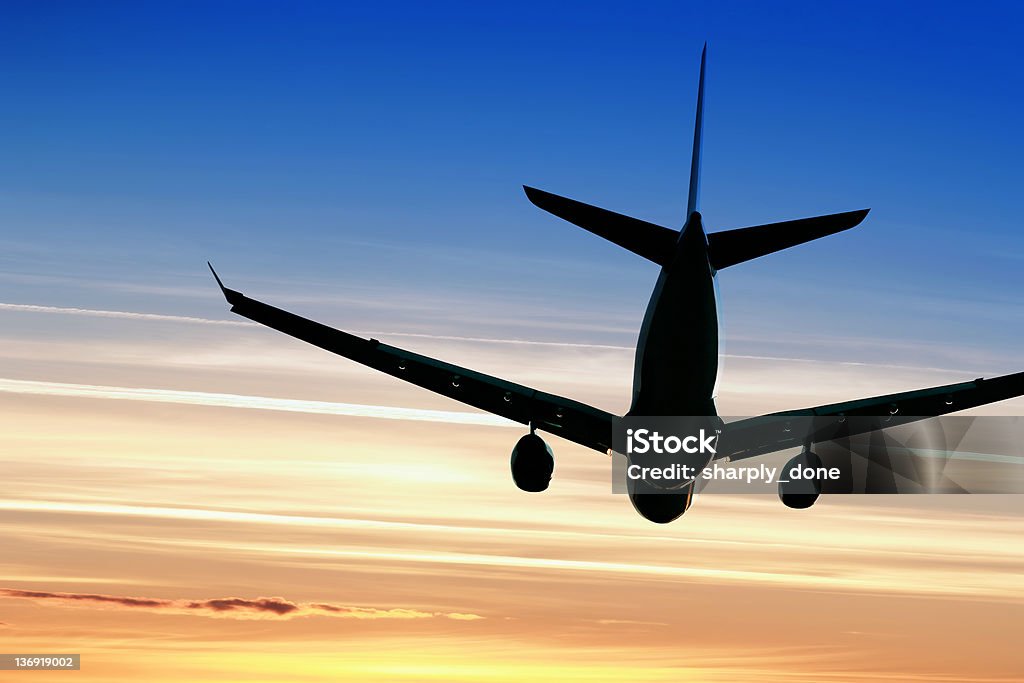 jet aereo decollare al tramonto - Foto stock royalty-free di Aeroplano