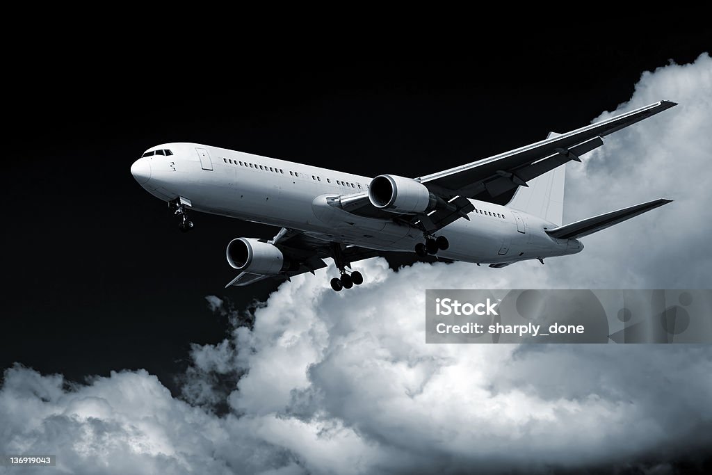 XL avião a jato landing à noite - Foto de stock de Abaixo royalty-free