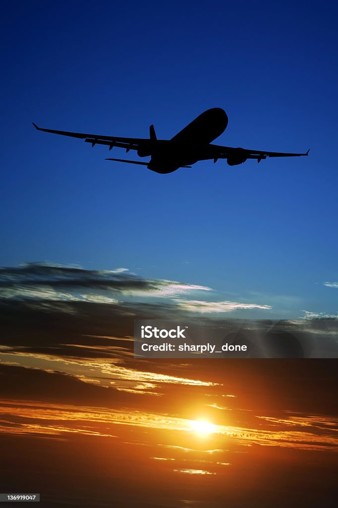 XXL Avion à réaction décoller au coucher du soleil - Photo de Avion-cargo libre de droits