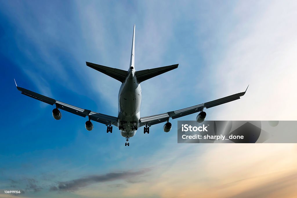 XXL jumbo jet Avion atterrissant - Photo de Arrivée libre de droits