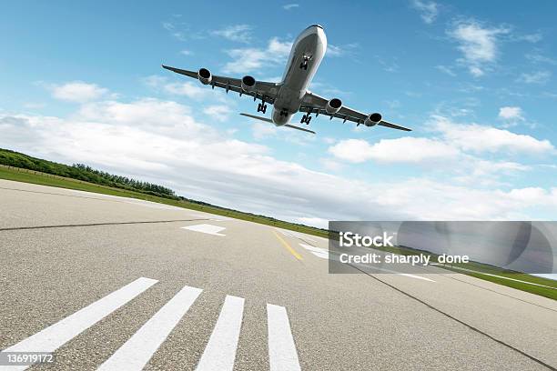 Xl Aereo Jet Landing - Fotografie stock e altre immagini di Aeroplano - Aeroplano, Pista di atterraggio, Aereo-cargo