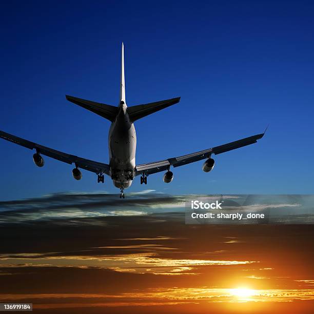 Foto de Ggg Jumbojet Avião Pousando e mais fotos de stock de Abaixo - Abaixo, Acima, Aterrissar