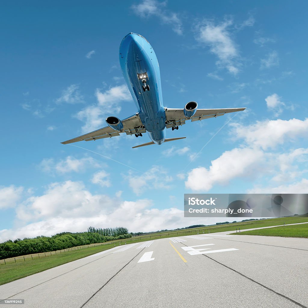 XL Avião a jato pousando em Pista de Decolagem - Royalty-free Abaixo Foto de stock