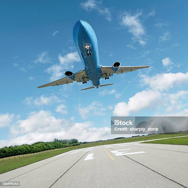 Xl Avião A Jato Pousando Em Pista De Decolagem - Fotografias de stock e mais imagens de Abaixo - Abaixo, Acima, Aeroporto