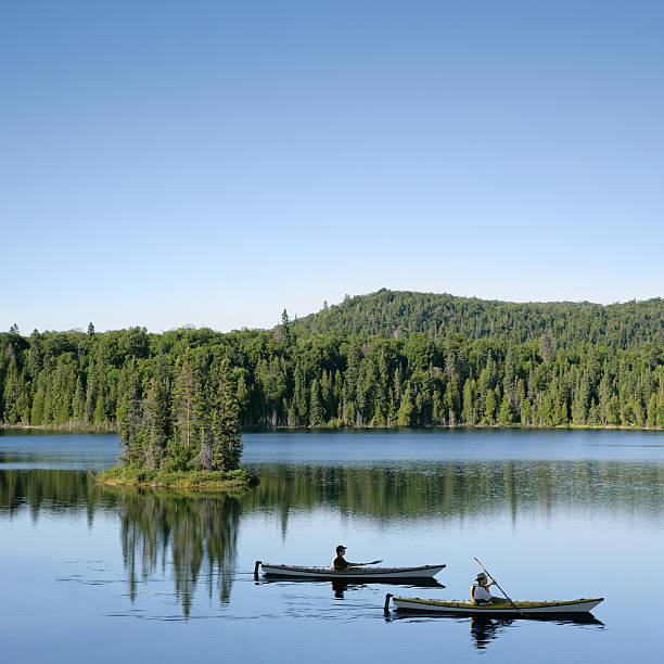 xxxl wilderness lago navegación en kayak - canoeing canoe minnesota lake fotografías e imágenes de stock