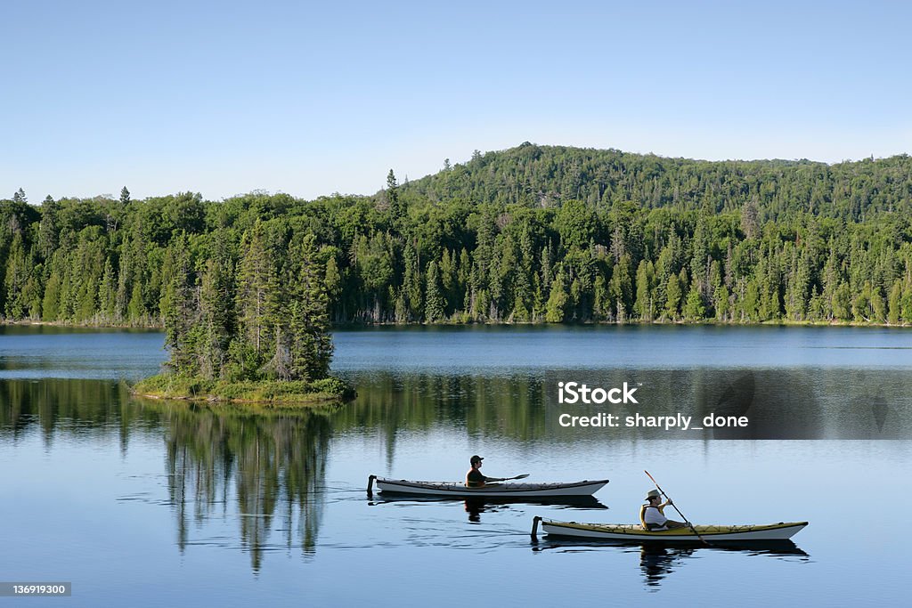 XXL wilderness lac en kayak - Photo de Michigan libre de droits