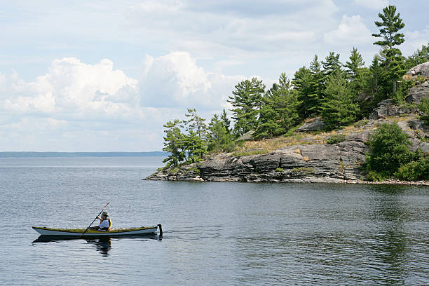 xxl silvestre en kayak - canoeing canoe minnesota lake fotografías e imágenes de stock